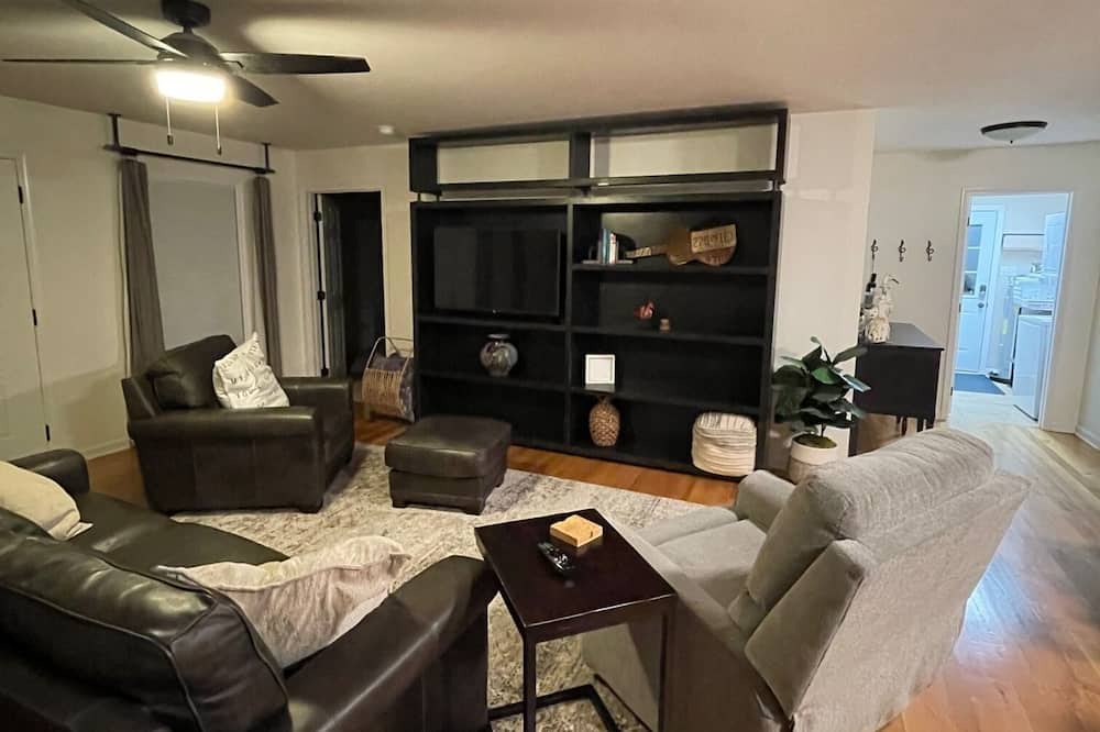 Photo of Livingroom in Dickson