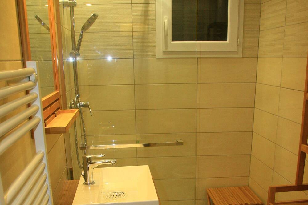 Photo of Bathroom in Largentiere