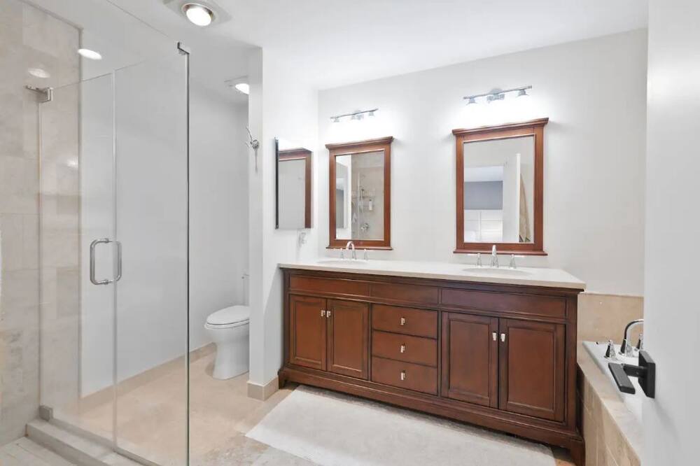 Photo of Bathroom in Teaneck