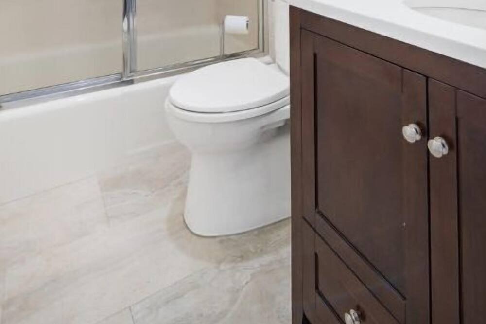 Photo of Bathroom in Teaneck