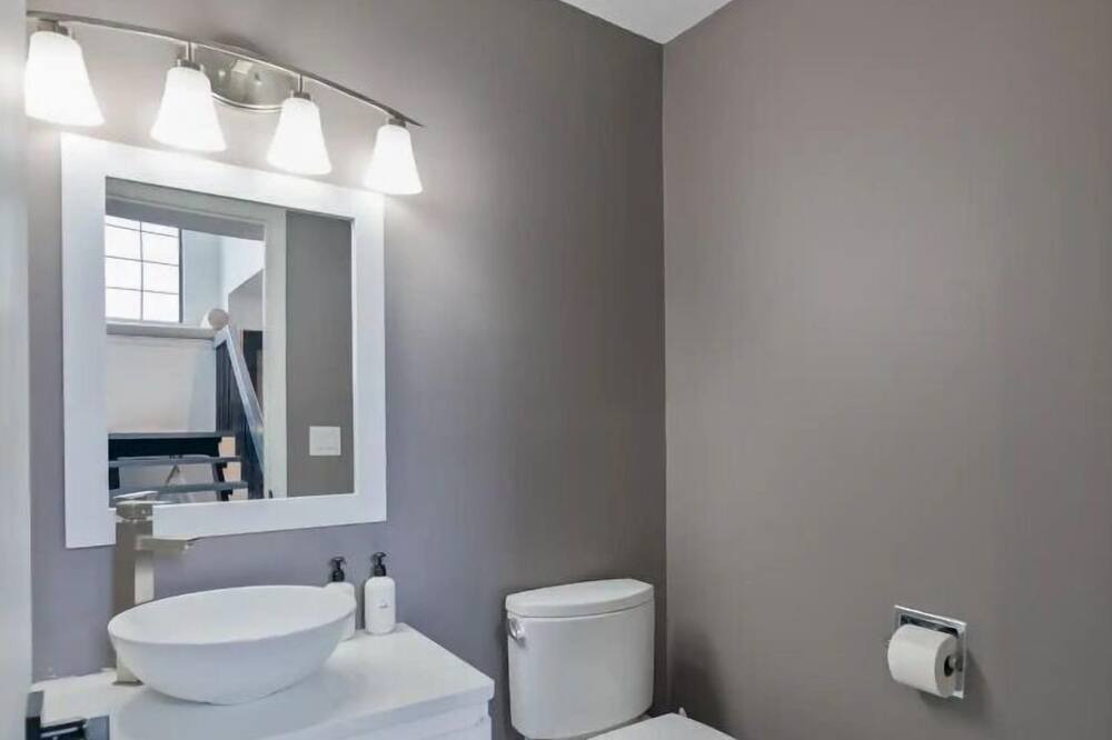 Photo of Bathroom in Teaneck