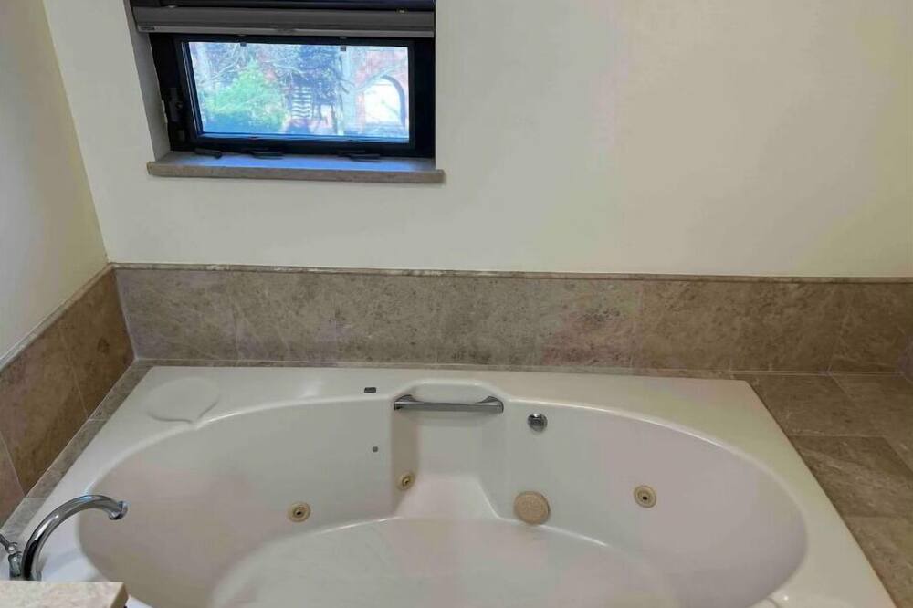 Photo of Bathroom in Teaneck