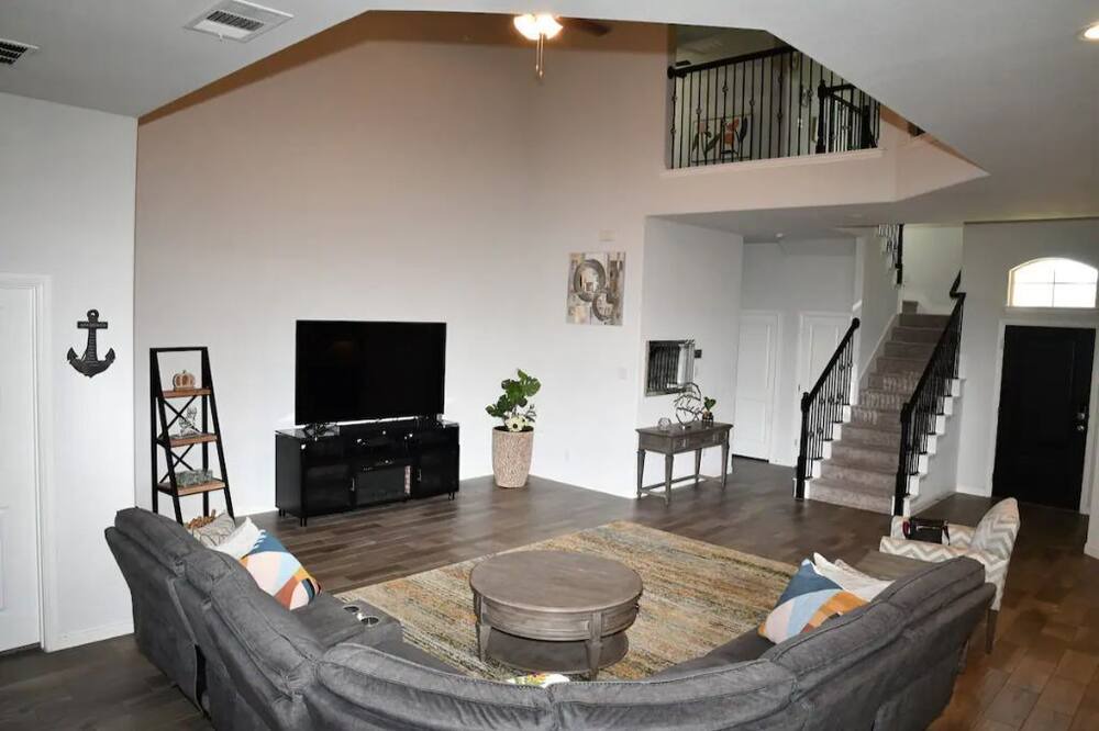 Photo of Livingroom in Southwest Arlington