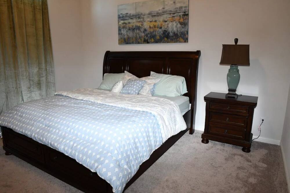 Photo of Bedroom in Southwest Arlington