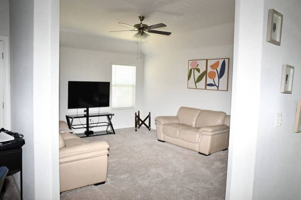 Photo of Livingroom in Southwest Arlington