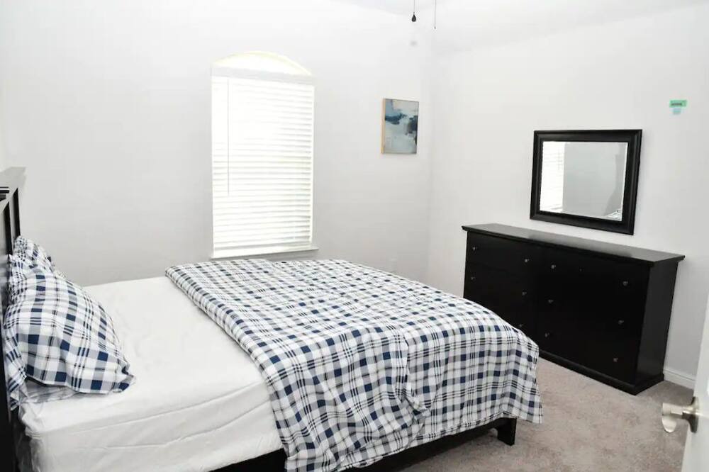 Photo of Bedroom in Southwest Arlington