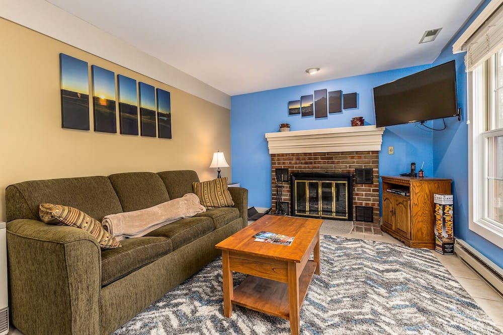 Photo of Livingroom in The Galena Territory