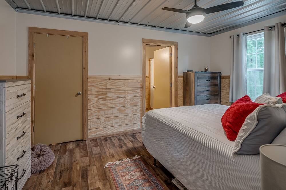 Photo of Bedroom in Hughes County