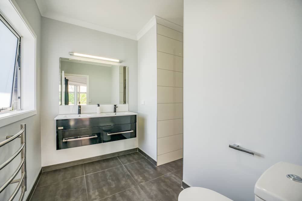 Photo of Bathroom in Acacia Bay