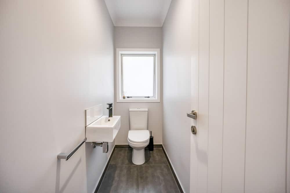 Photo of Bathroom in Acacia Bay