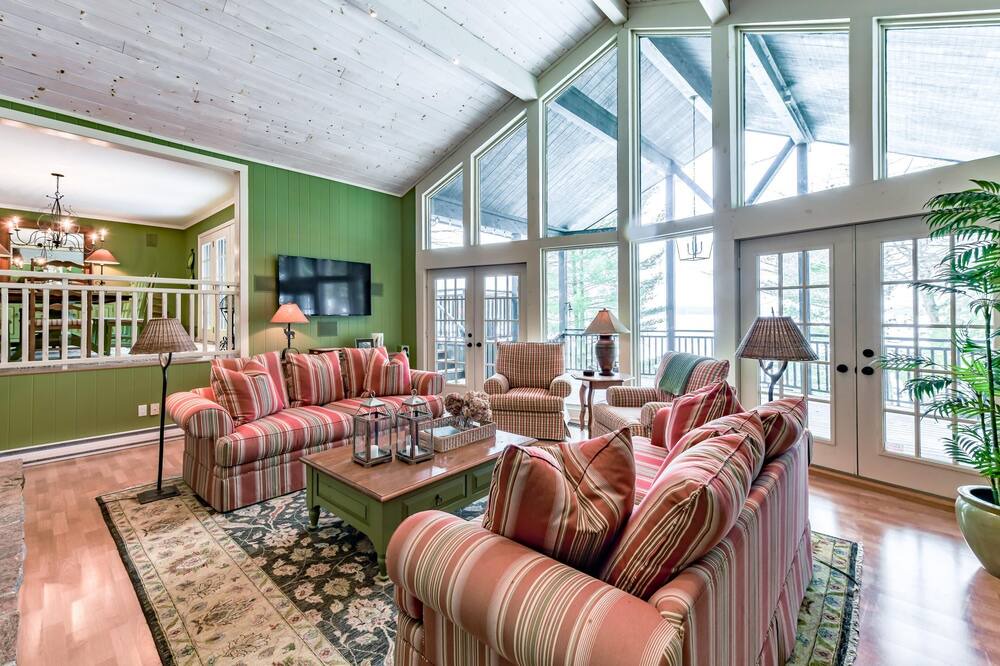 Photo of Bedroom in Muskoka Lakes