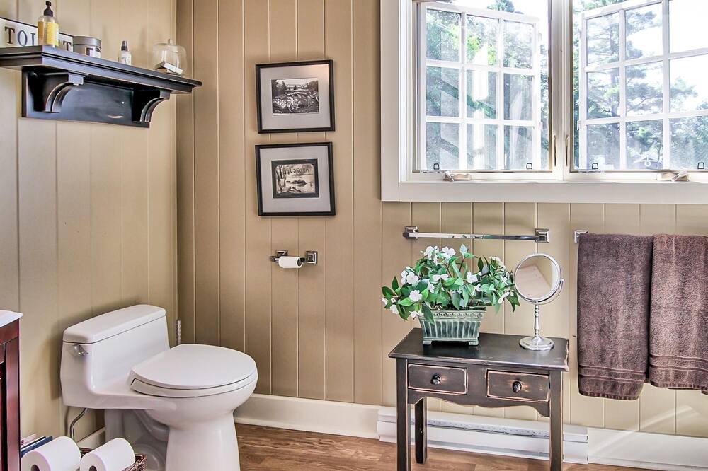 Photo of Bathroom in Muskoka Lakes
