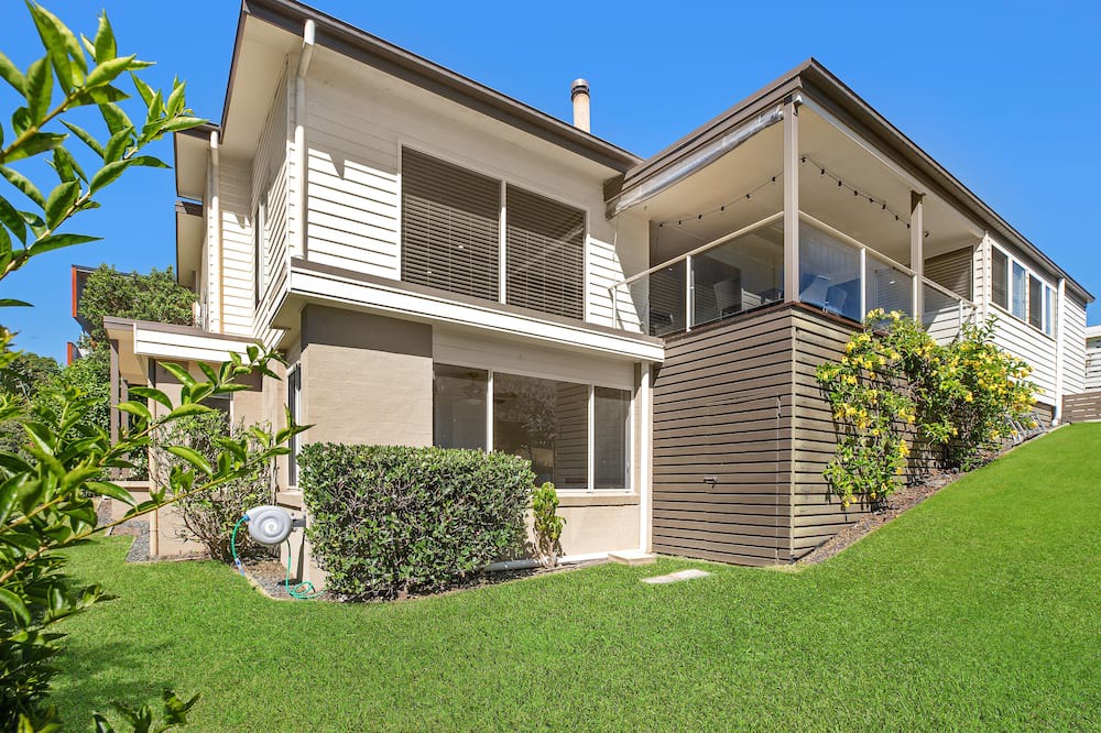 Photo of Others in Red Head