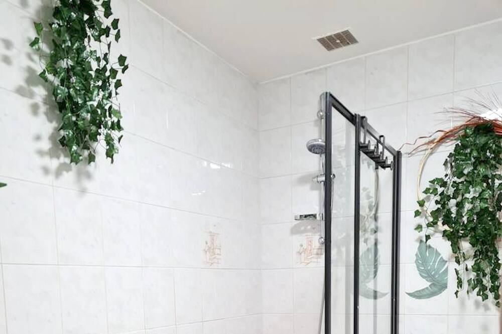 Photo of Bathroom in Deville