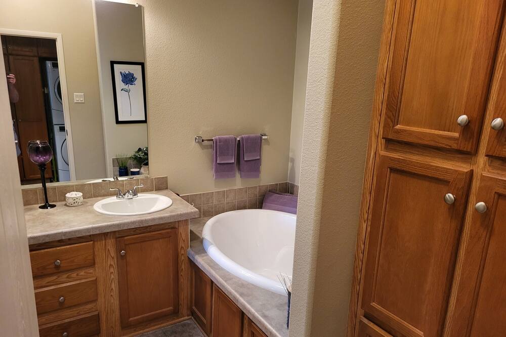 Photo of Bathroom in Donna