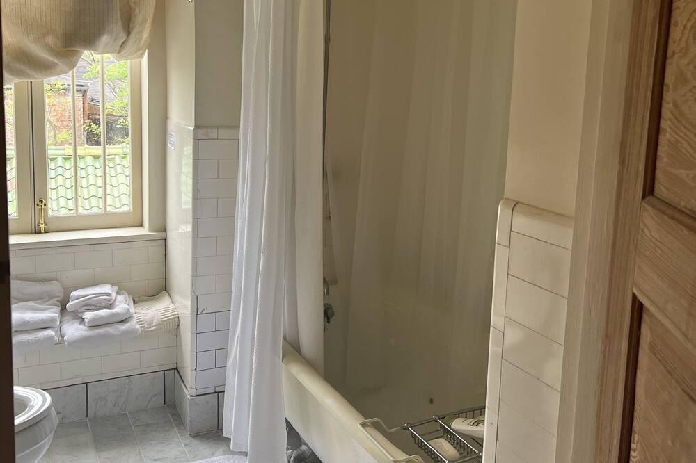Photo of Bathroom in Seventh Ward