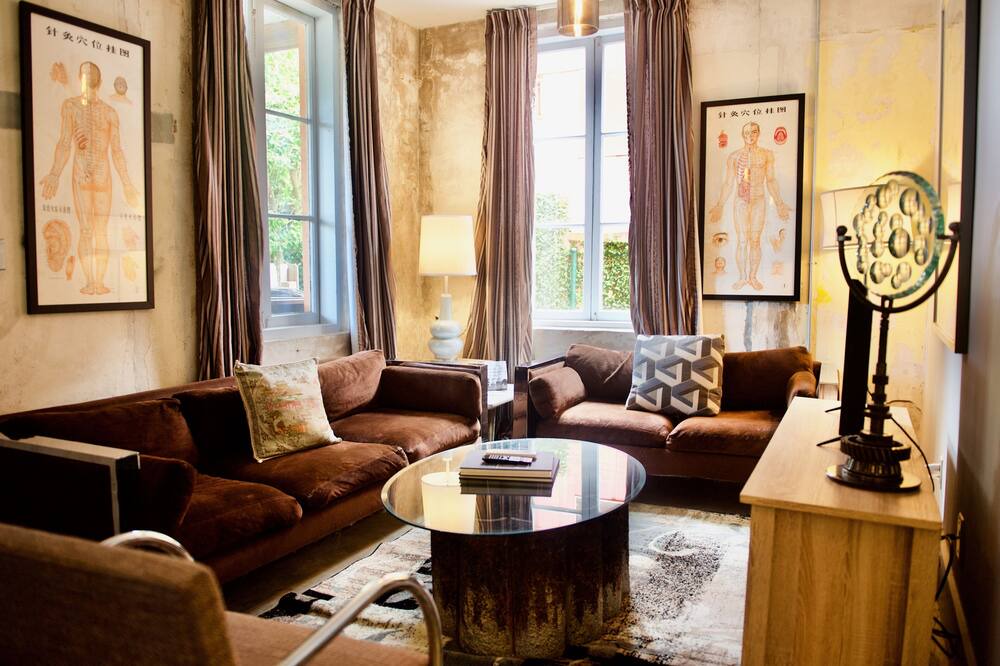 Photo of Livingroom in Seventh Ward