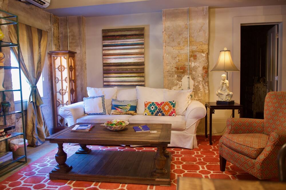 Photo of Livingroom in Seventh Ward