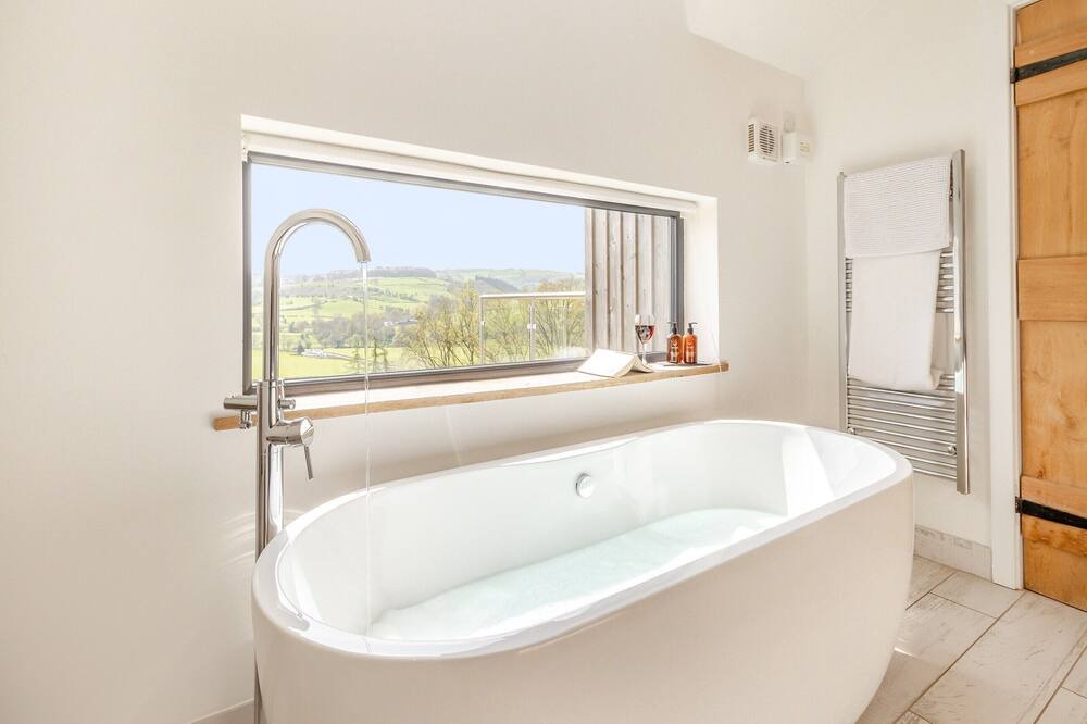 Photo of Bathroom in Cyfronydd