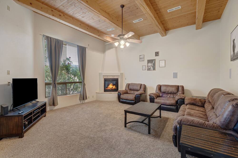 Photo of Livingroom in Desert Ridge Place