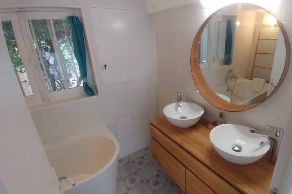 Photo of Bathroom in Clamart