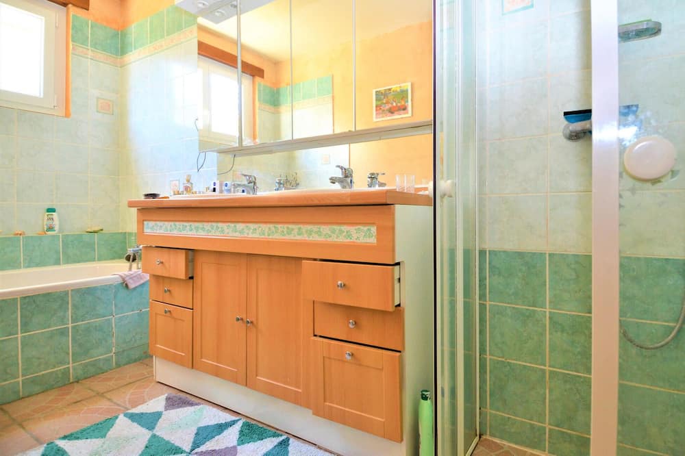 Photo of Bathroom in Pompignan