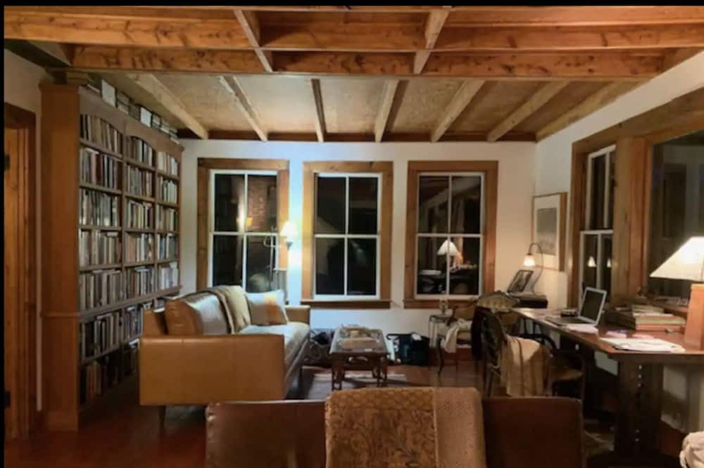 Photo of Livingroom in Brooklin
