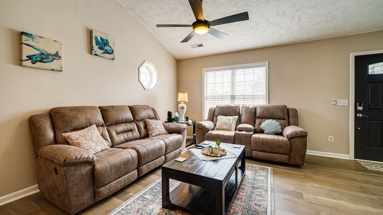 Photo of Livingroom in Murraysville