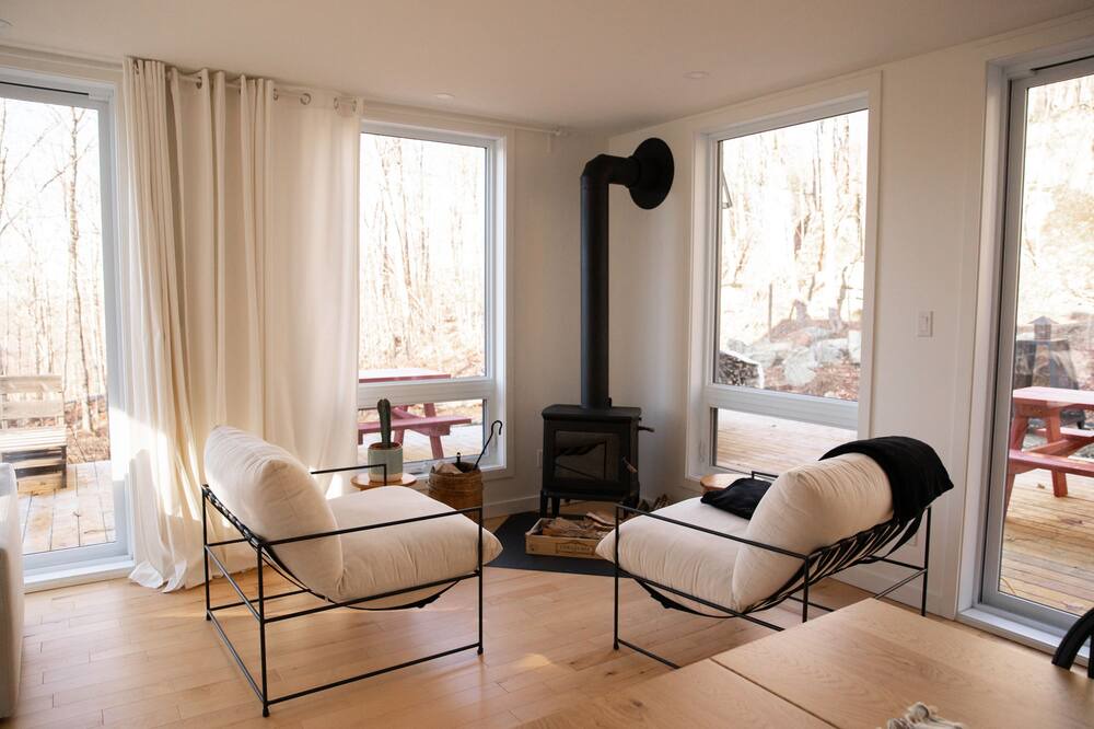 Photo of Livingroom in Bolton-Est