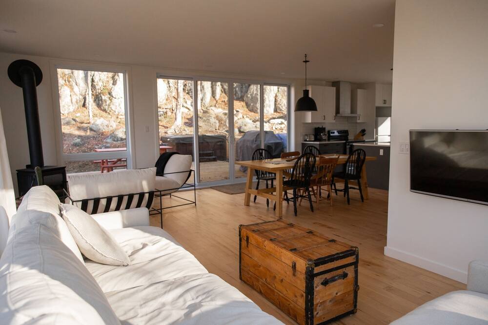 Photo of Livingroom in Bolton-Est