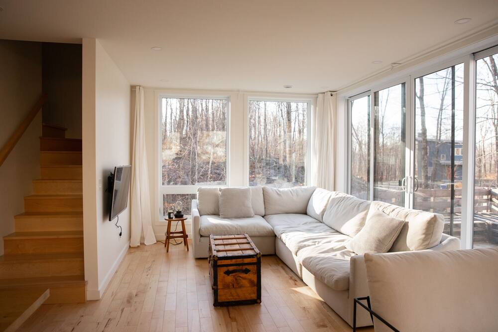 Photo of Livingroom in Bolton-Est