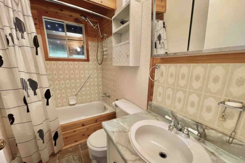 Photo of Bathroom in Arden