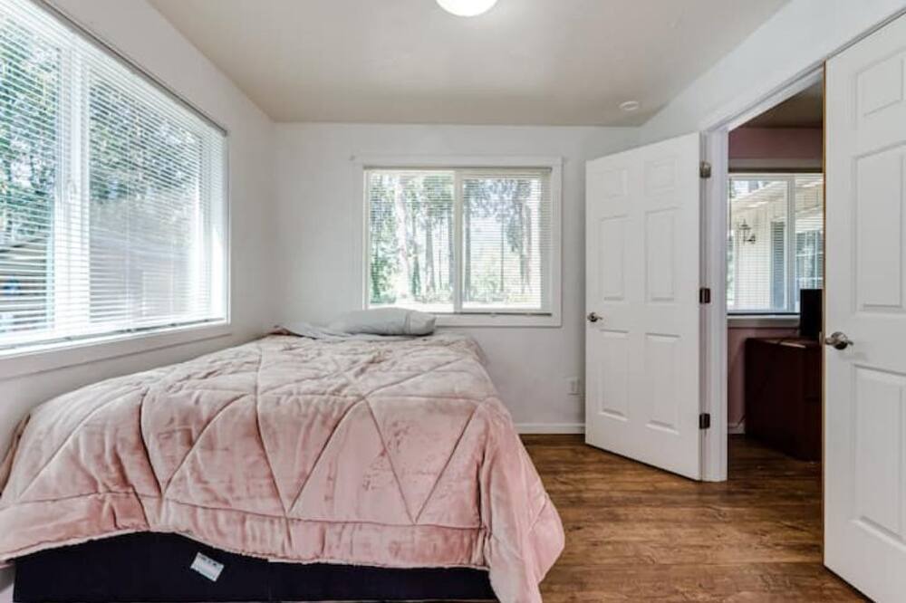 Photo of Bedroom in Leaburg