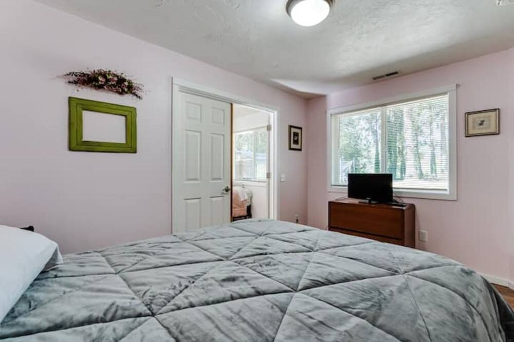 Photo of Bedroom in Leaburg