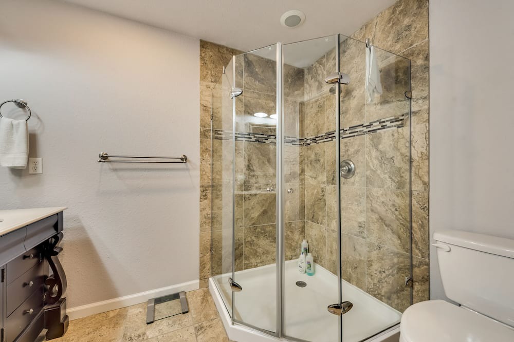 Photo of Bathroom in Carolyn Estates
