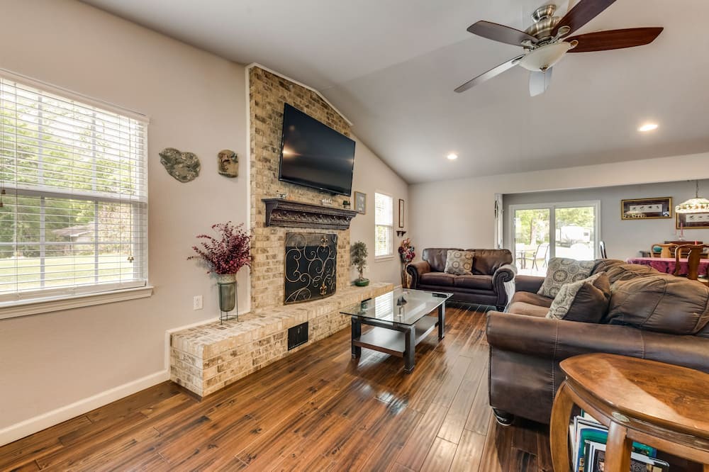 Photo of Livingroom in Carolyn Estates