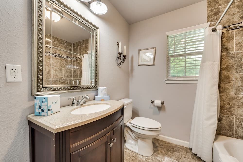 Photo of Bathroom in Carolyn Estates