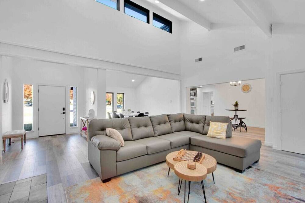 Photo of Livingroom in Far North Dallas