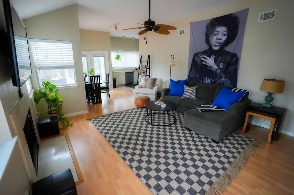 Photo of Livingroom in Pleasant Valley