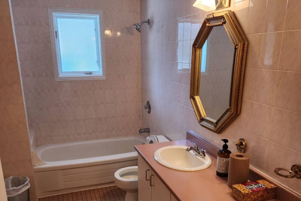 Photo of Bathroom in Aylmer