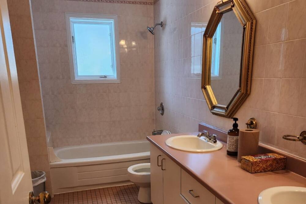 Photo of Bathroom in Aylmer