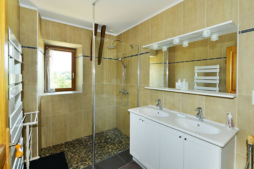 Photo of Bathroom in Villeneuve d'Aveyron