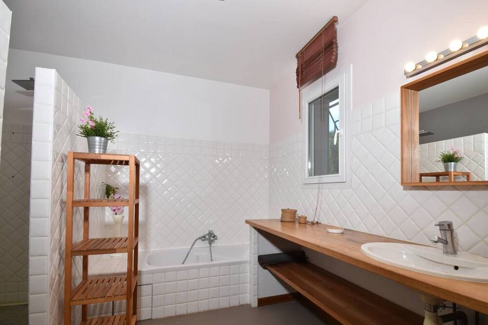Photo of Bathroom in Saint-Laurent-d'Aigouze