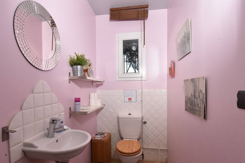 Photo of Bathroom in Saint-Laurent-d'Aigouze