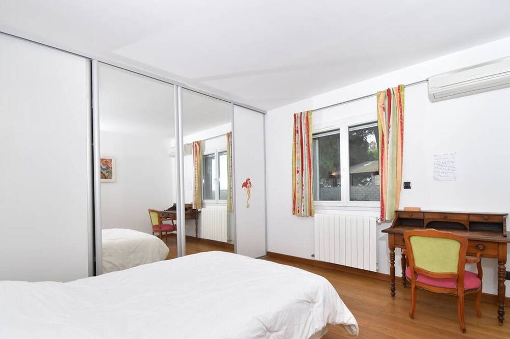 Photo of Bedroom in Saint-Laurent-d'Aigouze