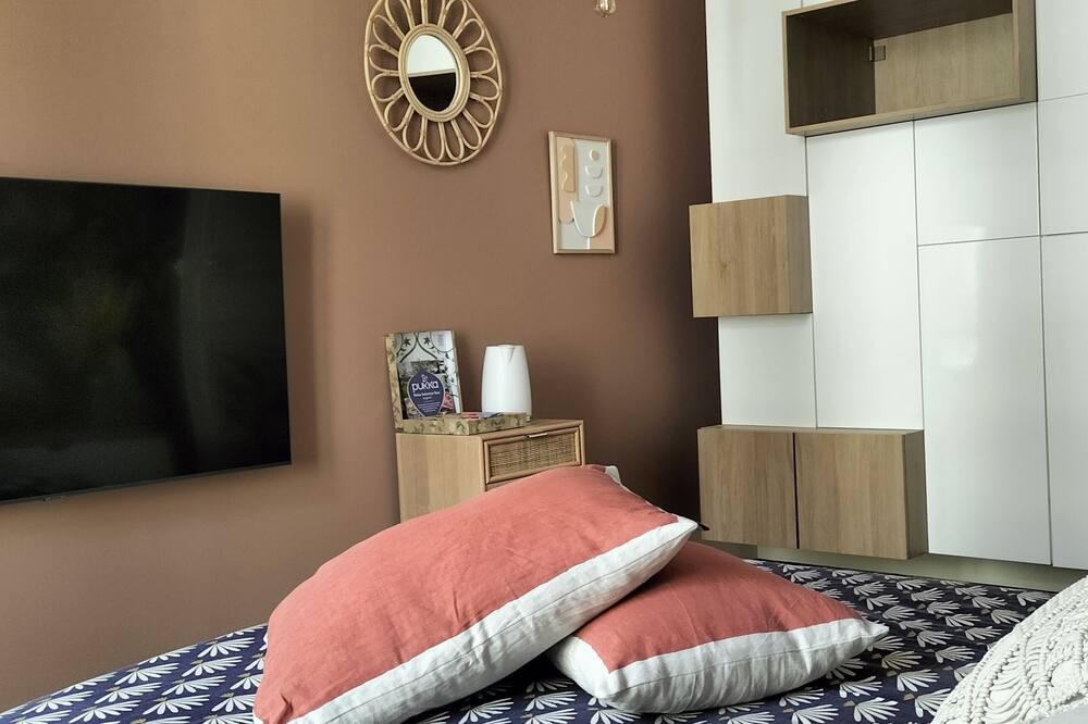 Photo of Bedroom in Poincare - Foch - Anatole France - Croix de Bourgogne