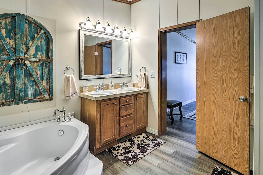 Photo of Bathroom in Elk City