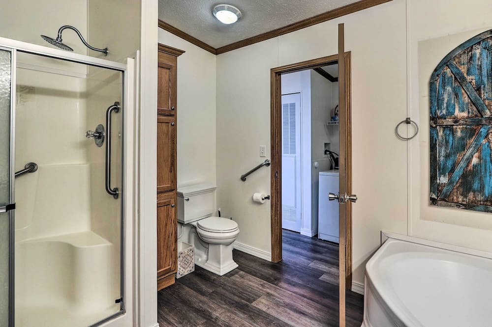 Photo of Bathroom in Elk City