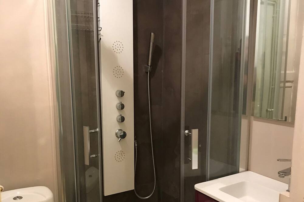 Photo of Bathroom in Republique