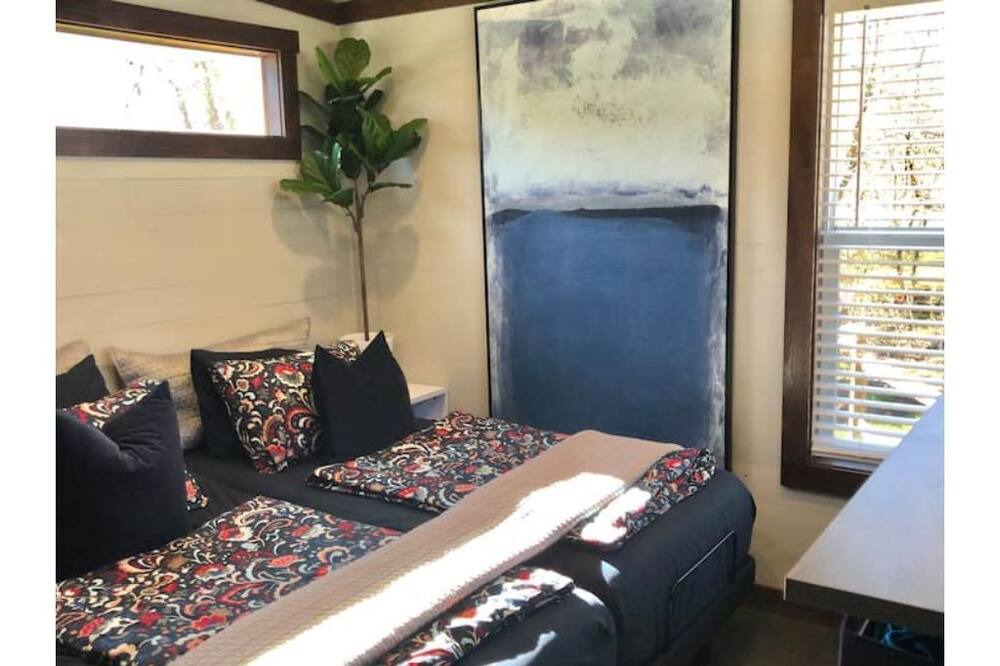 Photo of Bedroom in Upward